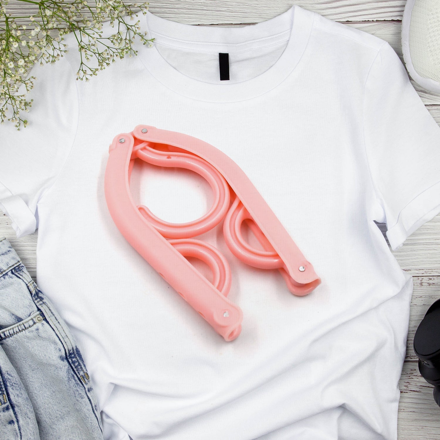 Foldable clothes hanger set, 10 pieces, designed for easy transport and use. Foldable clothes hanger set, 10 pieces, designed for easy transport and use.